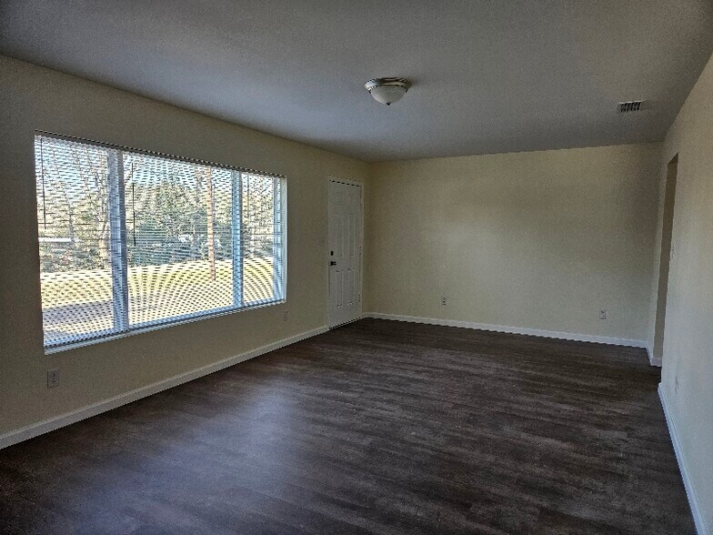 Building Photo - 302 N Main St