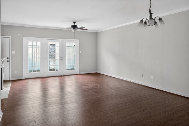 Building Photo - 562 Wilcrest Dr