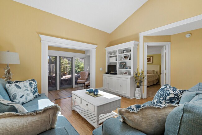 Building Photo - 470 9th Pl