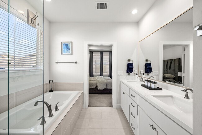 Building Photo - 2718 Grand Fountains Dr