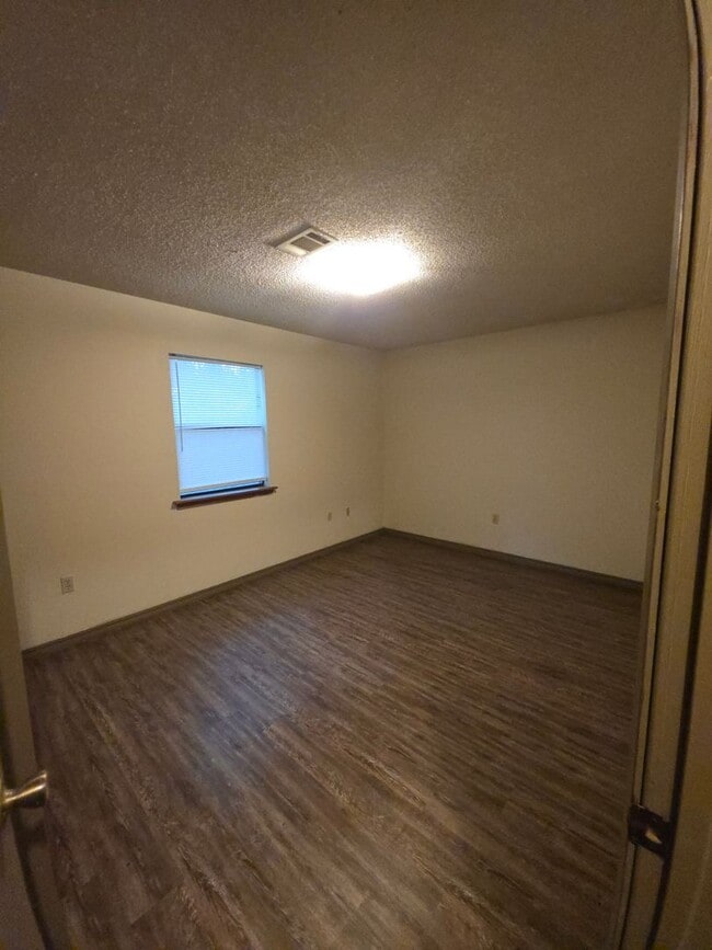 Building Photo - 300 N Hartford Ave