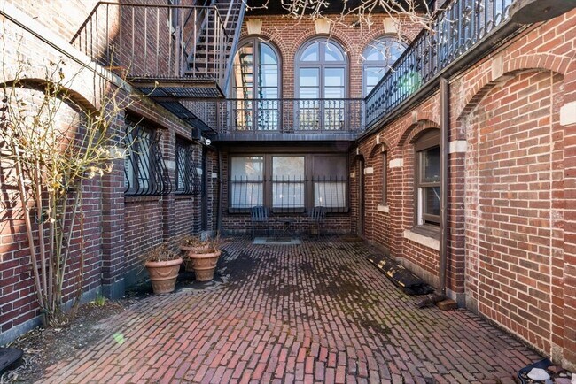 Building Photo - 260 Beacon St