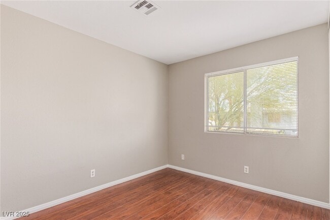 Building Photo - 557 Chelsea Dr