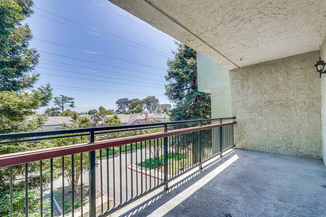 Building Photo - Large, Comfy 2BR, 2BA Condo with Convenient Location