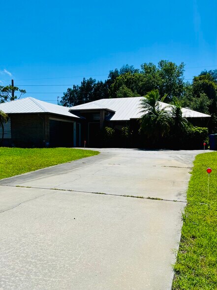 Double wide driveway parking - 147 Filbert St
