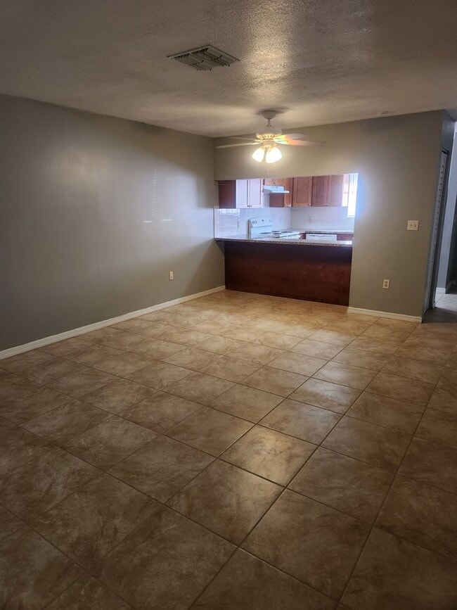 Building Photo - 2 Bedroom/2 Bath with rear lanai/porch are...