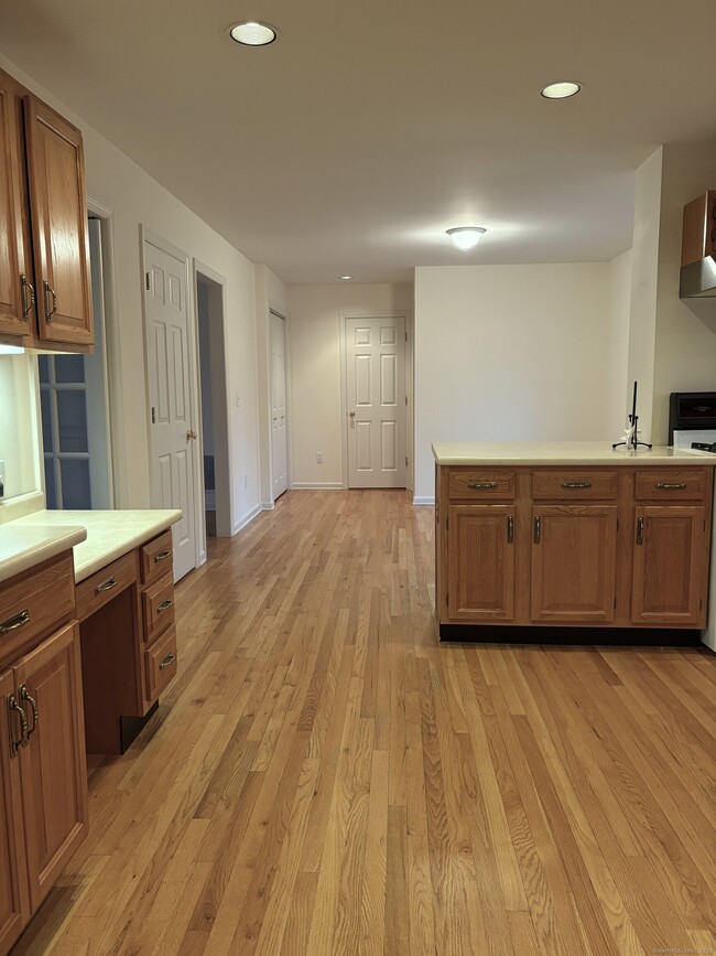 Building Photo - 5 Howes Ct