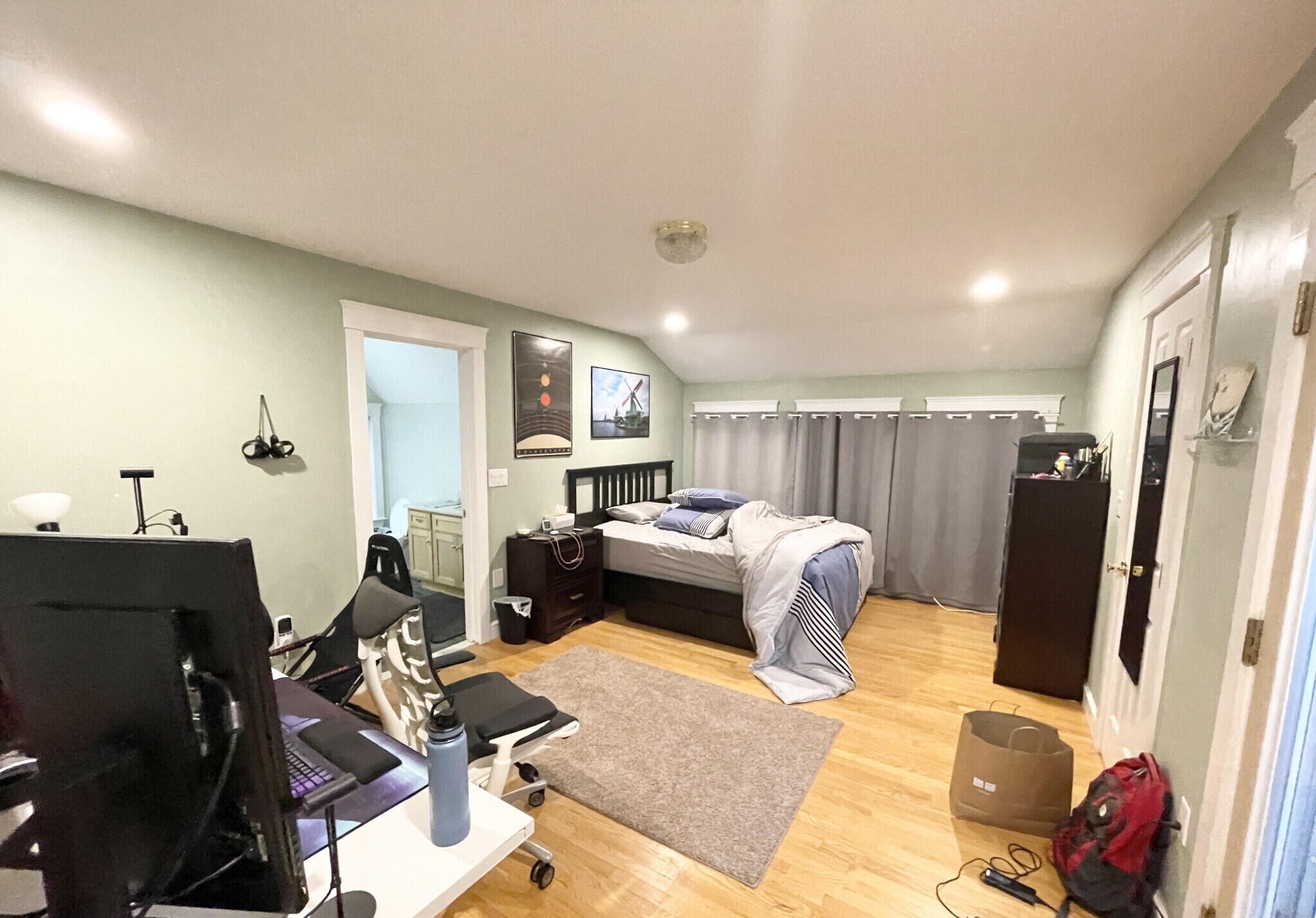 Building Photo - 27 Iroquois St