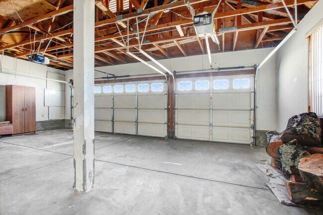 Building Photo - 3030 Wellington Dr