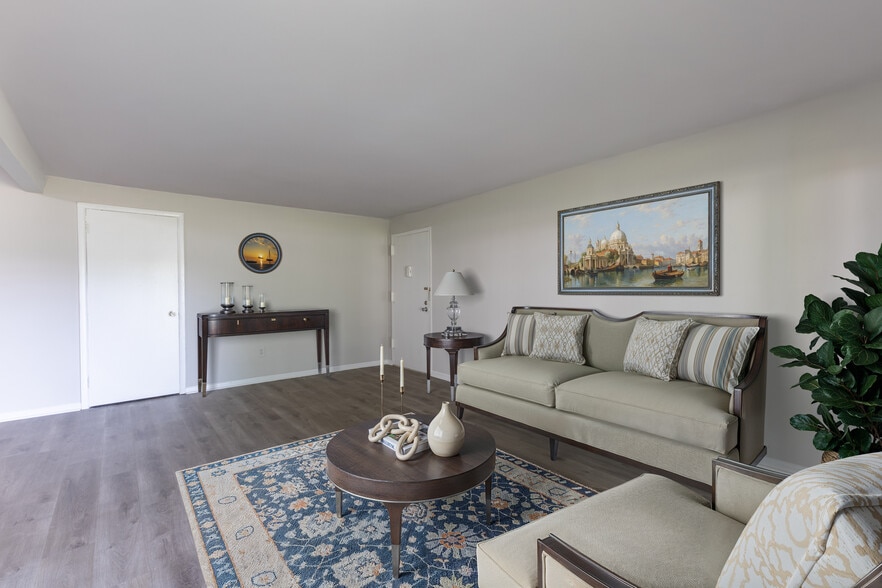 Building Photo - Waterside Village