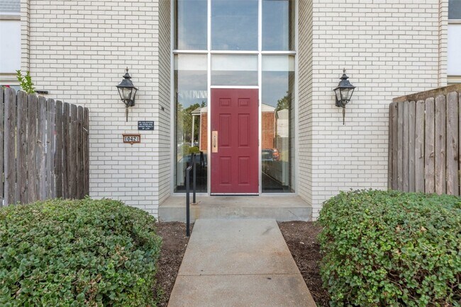 Building Photo - 10421 Briarbend Dr
