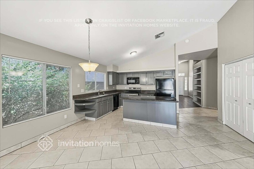 Building Photo - 7546 W Jenan Dr