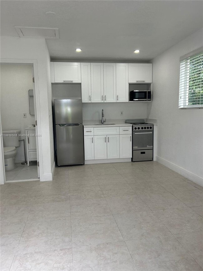 Building Photo - 2806 SW 35th Ave