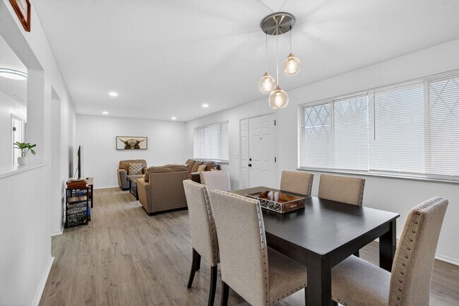 Building Photo - 1545 Reale Ave