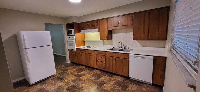 Building Photo - 205 Scott Ave