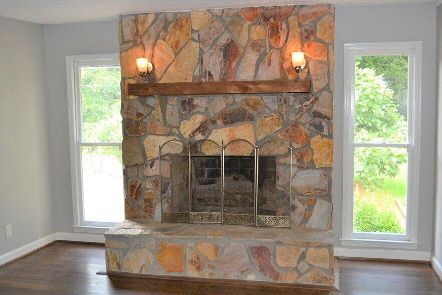 Building Photo - 1375 Nelms Dr