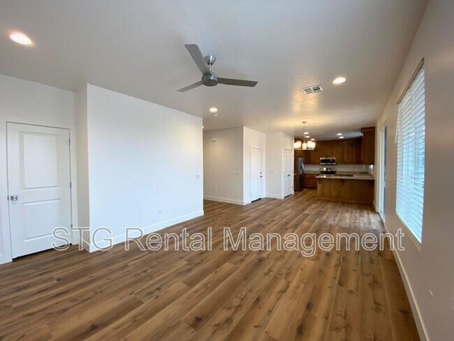 Building Photo - 438 N Stone Mountain Dr
