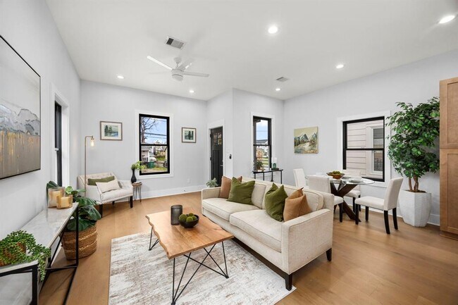 Building Photo - 122 E 31st 1/2 St