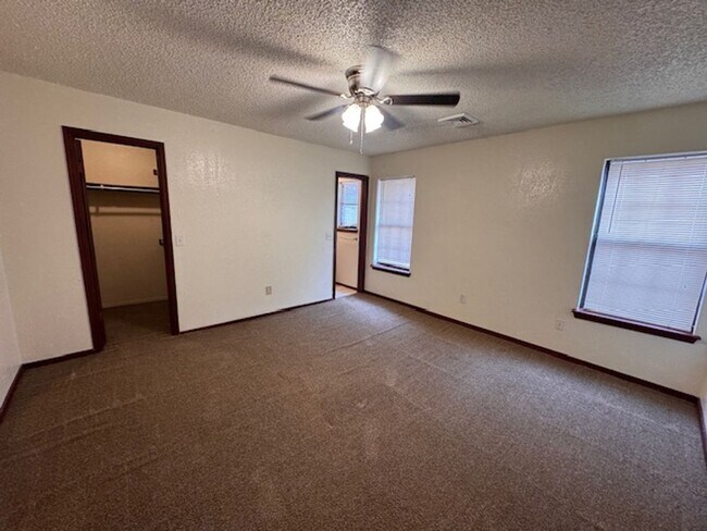Building Photo - 3 bed, 2 bath ,fenced back yard in Moore Schools, ready for move in!
