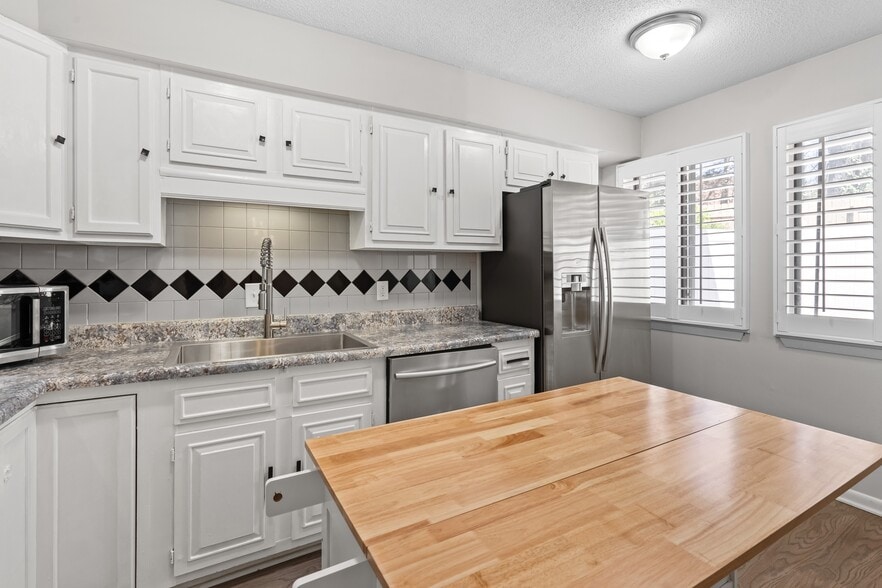 Building Photo - 7163 Sandy Creek Dr