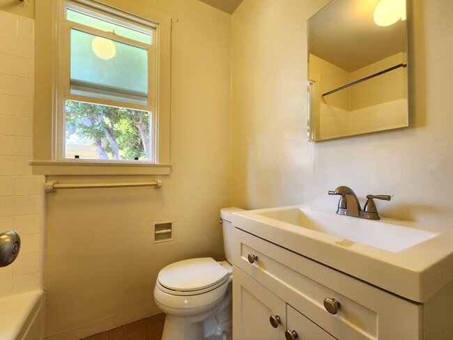 Building Photo - Downtown Palo Alto Living – 1 Bedroom Apartment Available March 4th.
