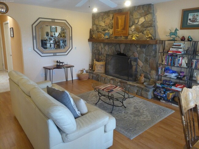 Building Photo - Entertainers Delight Beautiful Pool home Available May 12 to Sept 15, 2026