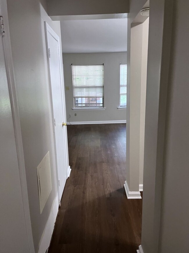 Building Photo - Newly Renovated 1 BR, 1 Ba in Barracks roa...