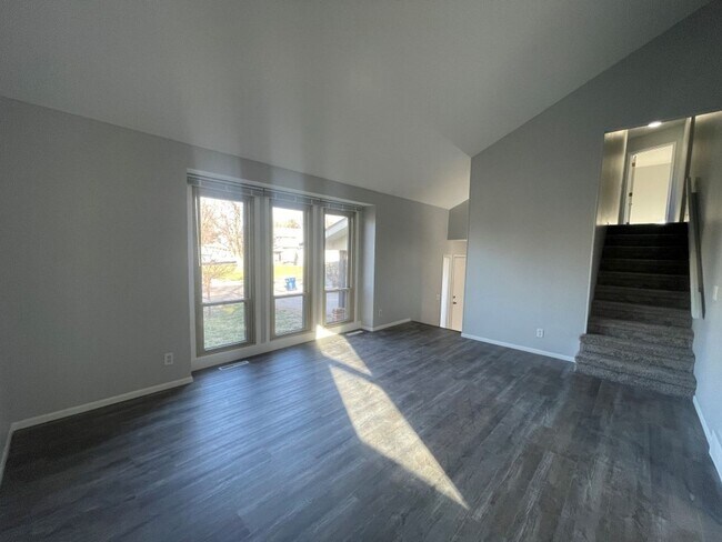 Building Photo - Home For Rent Bellevue.