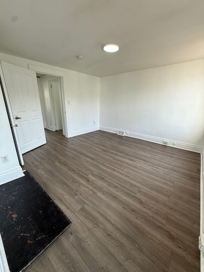 Building Photo - 2-Bedroom Home with Fenced Yard – Minutes from Downtown Pittsburgh