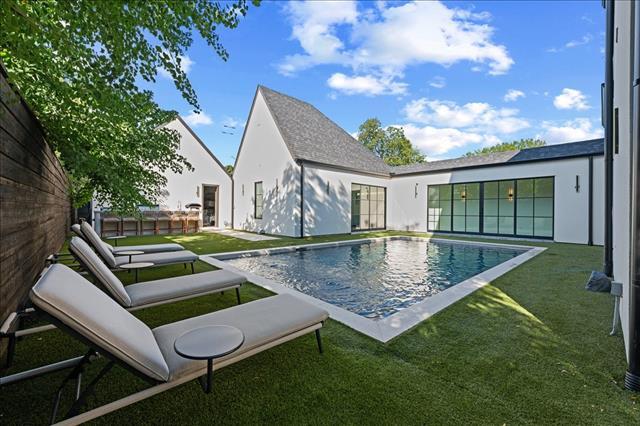 Building Photo - 5839 Richmond Ave