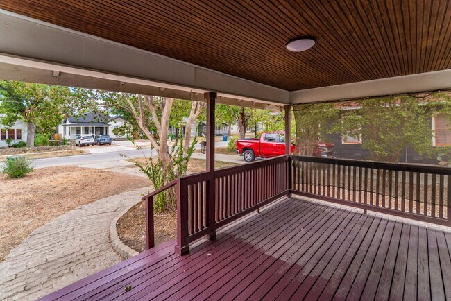 Building Photo - 2-BEDROOM COTTAGE IN TOBIN HILL