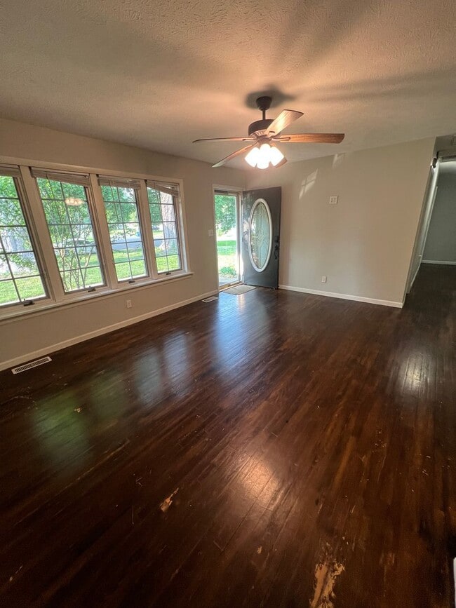 Building Photo - Move in Ready!