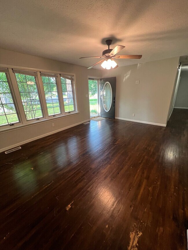 Building Photo - Move in Ready Walking distance to Bridgevi...
