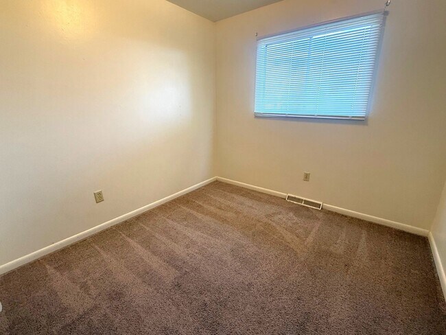 Building Photo - 3 Bedroom House w/ Garage