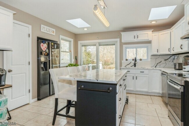 Building Photo - 48 Bellows Ln