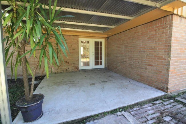 Building Photo - 5830 Effingham Dr