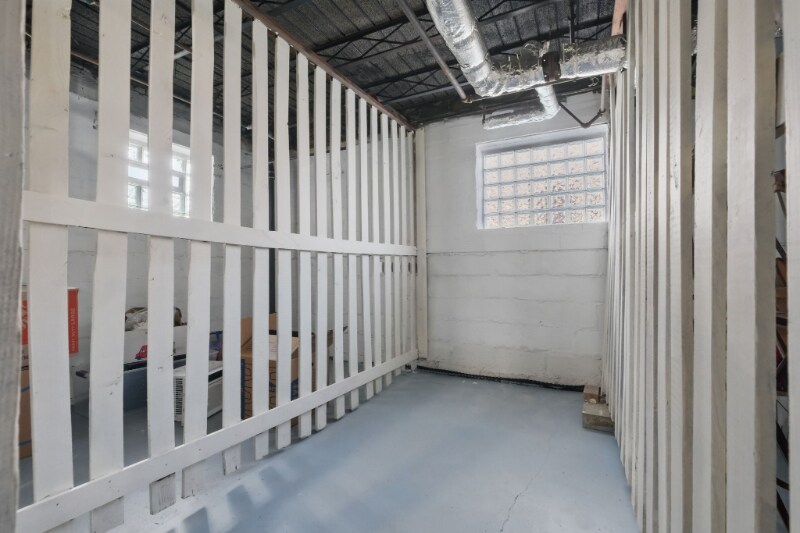 Building Photo - 5646 Hobart St