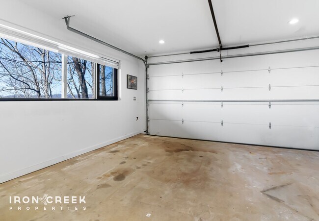 Building Photo - Luxury Furnished Home on Town Mountain