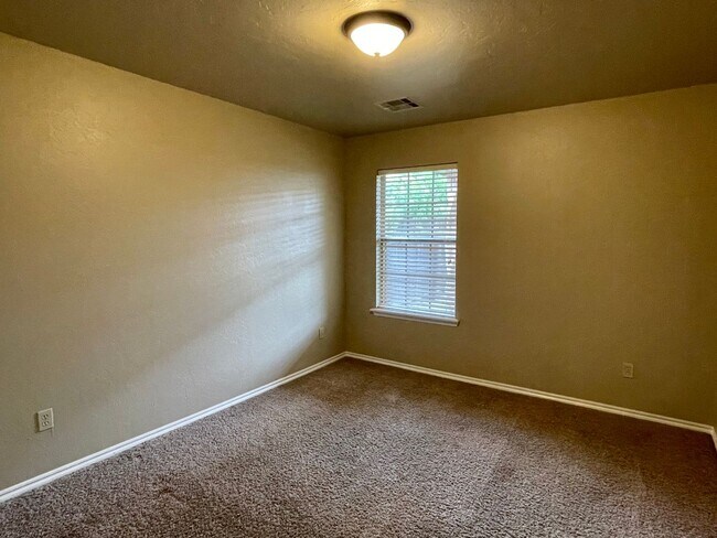 Building Photo - Beautiful 4 bed 2 bath home with a spacious up to date kitchen!