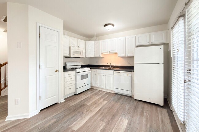 Building Photo - 3021 Barrymore St