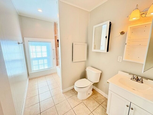 Building Photo - 533 Broadway St