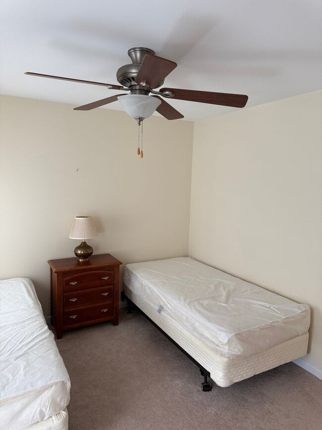Building Photo - 2 Bedroom Condo Available for 1 Year Lease
