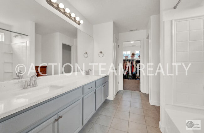 Building Photo - Single Family Home in Bluffdale!