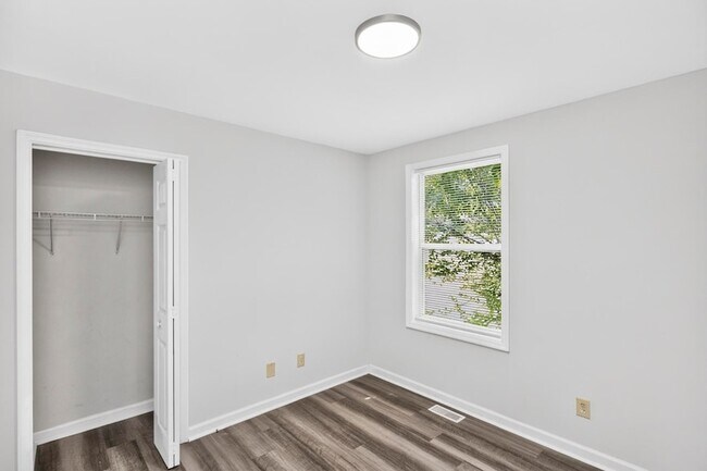 Building Photo - 1009 Lynndale Dr