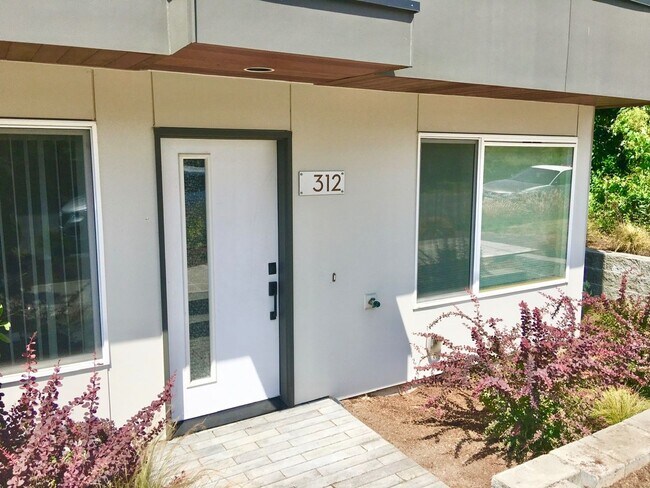 Building Photo - Stunning Town Home with Views of the Sound!