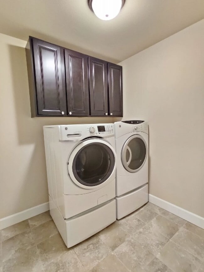 Building Photo - Beautiful Tumwater Home - 4 BD+DEN+BONUS RM