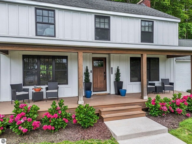 Building Photo - Late Summer Furnished Executive Extended Stay Rental on Old Mission Peninsula