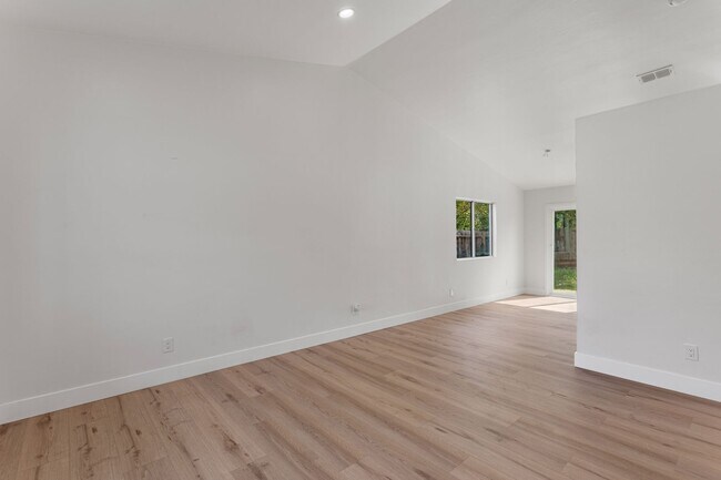 Building Photo - 5520 Muskingham Way