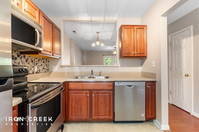 Building Photo - Stylish 2BR/2.5BA Townhome in Desirable Fl...