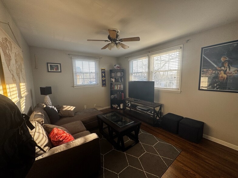 Bedroom/playroom - 5128 Brucewood Dr